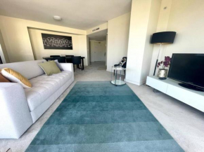 North Sydney 2 Bedroom - Pool Parking Gym Spa Sleeps 6